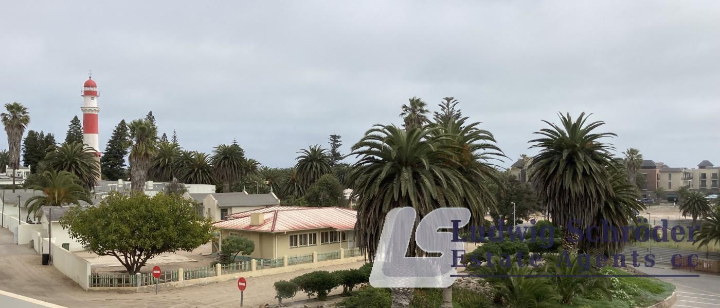 Top Floor Apartment - at mole main beach