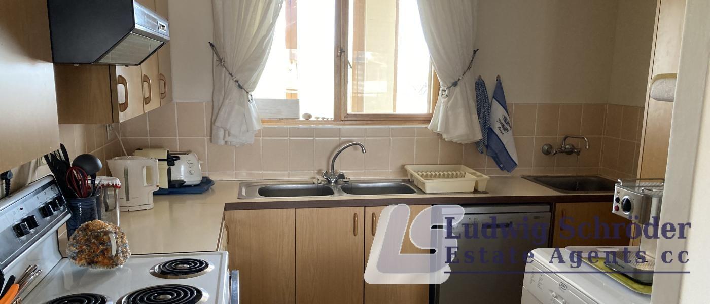 Top Floor Apartment - at mole main beach
