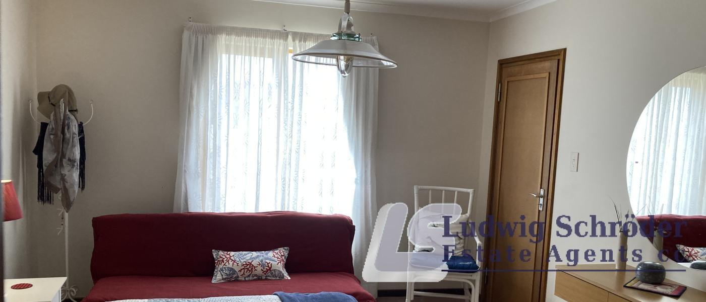 Top Floor Apartment - at mole main beach