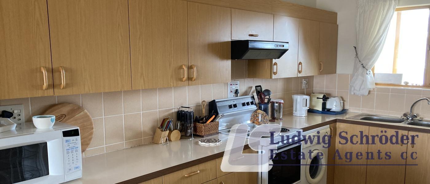 Top Floor Apartment - at mole main beach