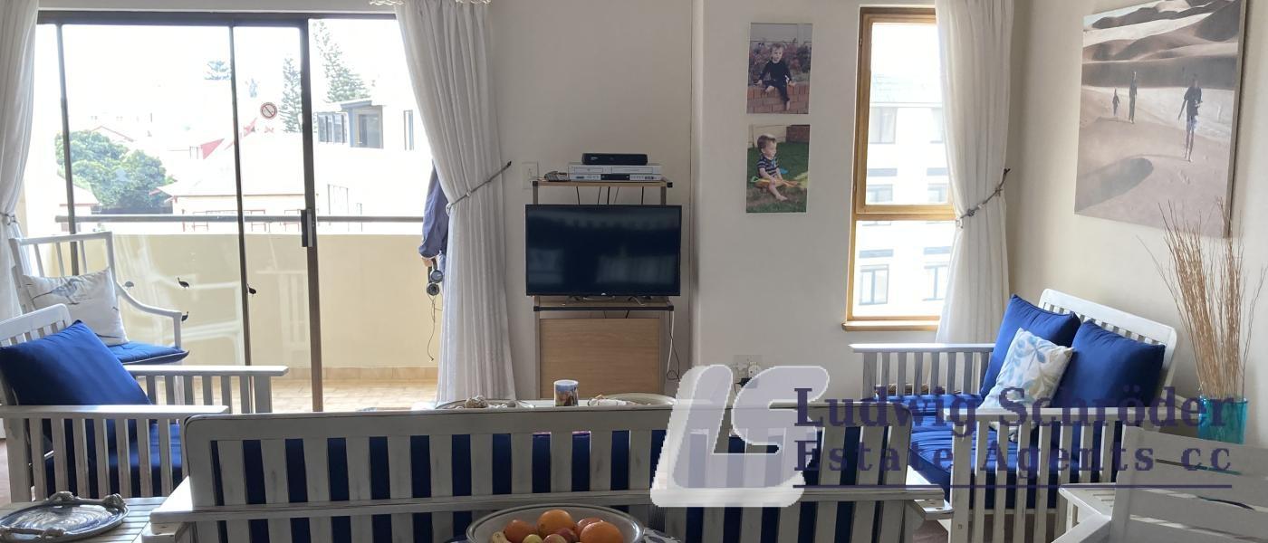 Top Floor Apartment - at mole main beach